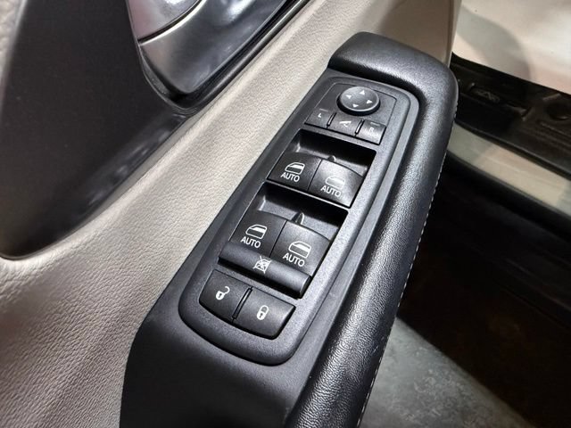 Used 2017 Chrysler Pacifica Limited FWD image 13