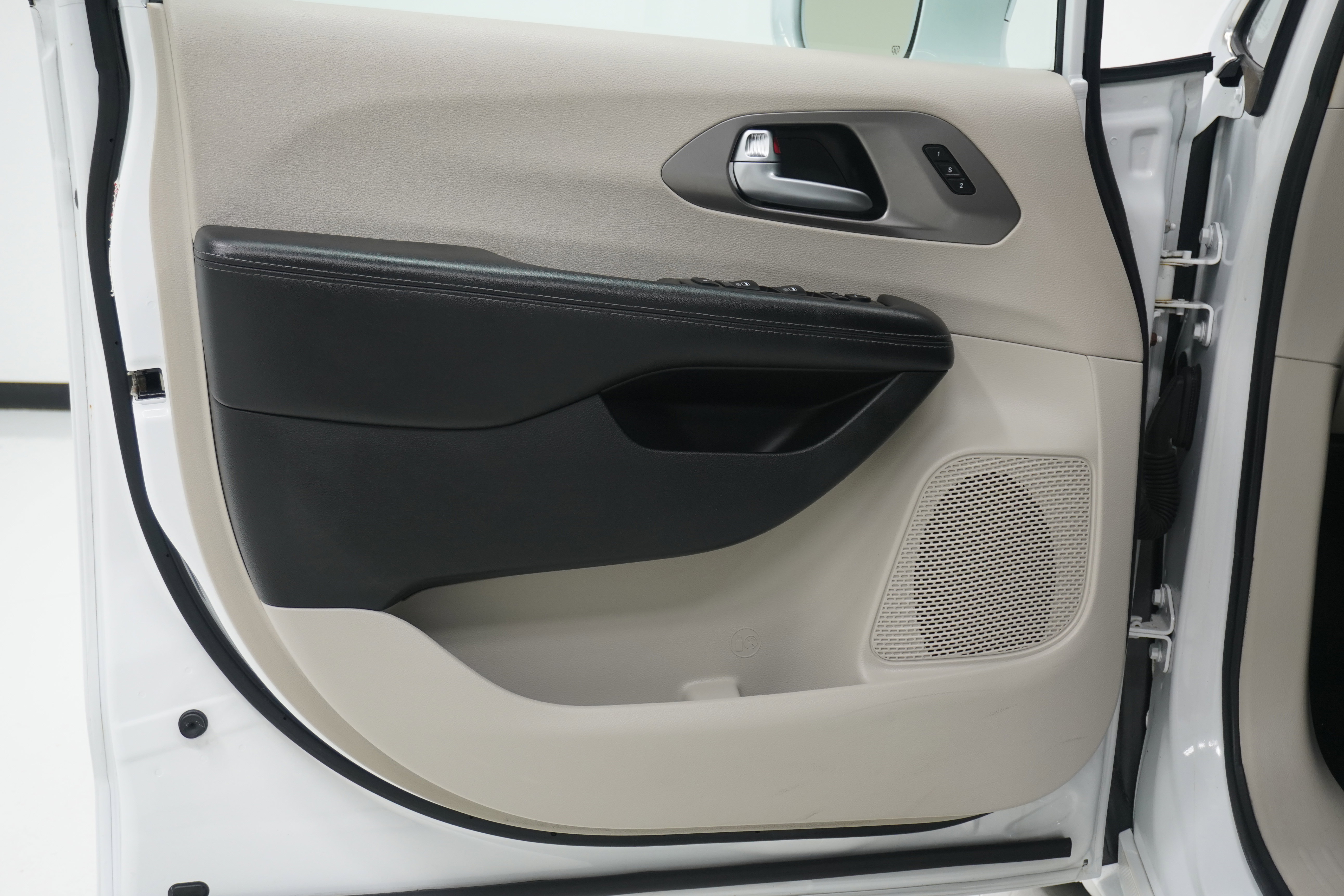 Used 2018 Chrysler Pacifica Limited FWD image 14