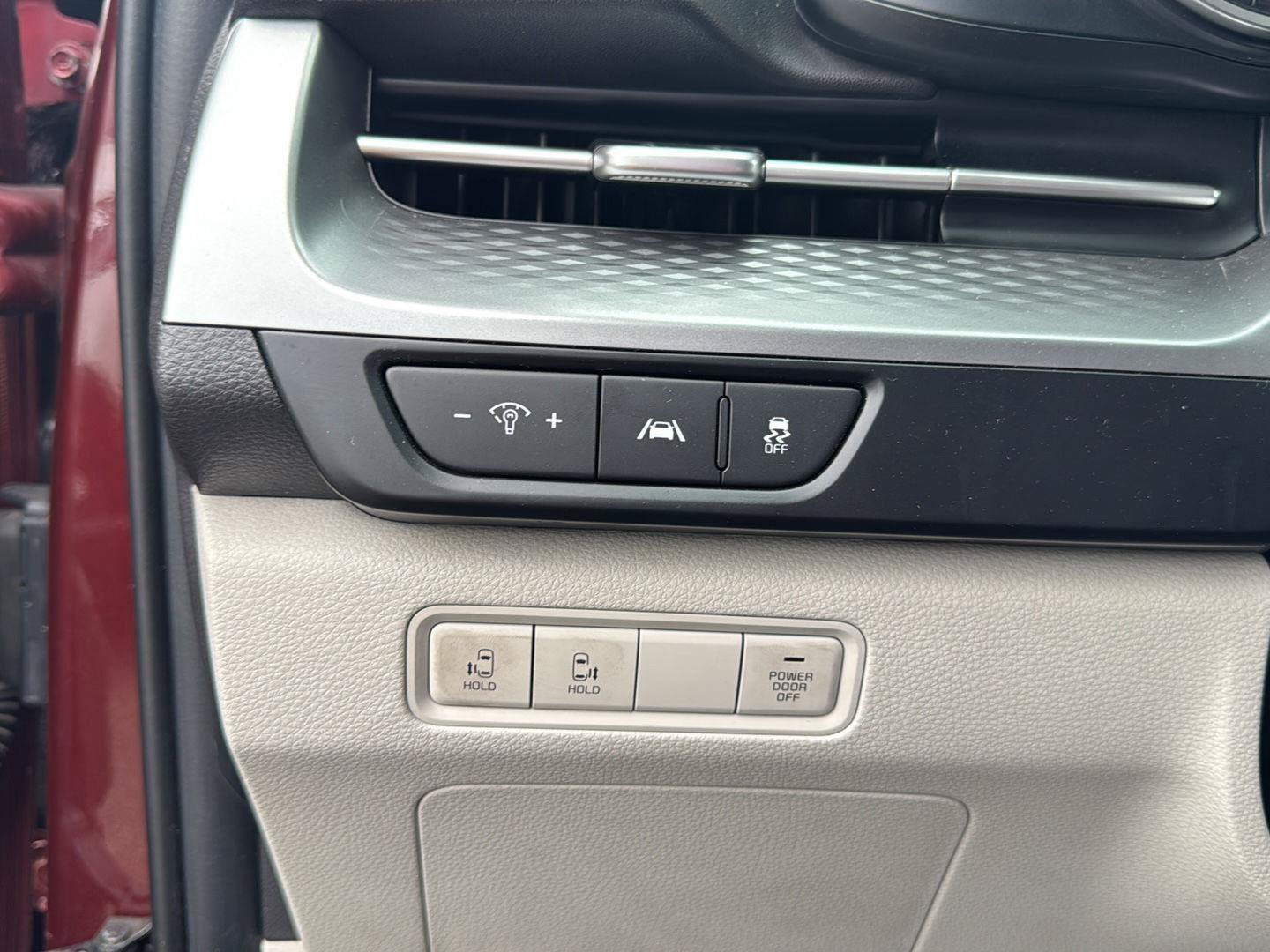 Used 2022 Kia Carnival LX FWD image 23