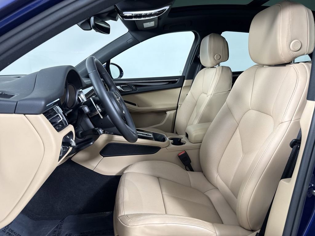 Certified 2025 Porsche Macan image 5