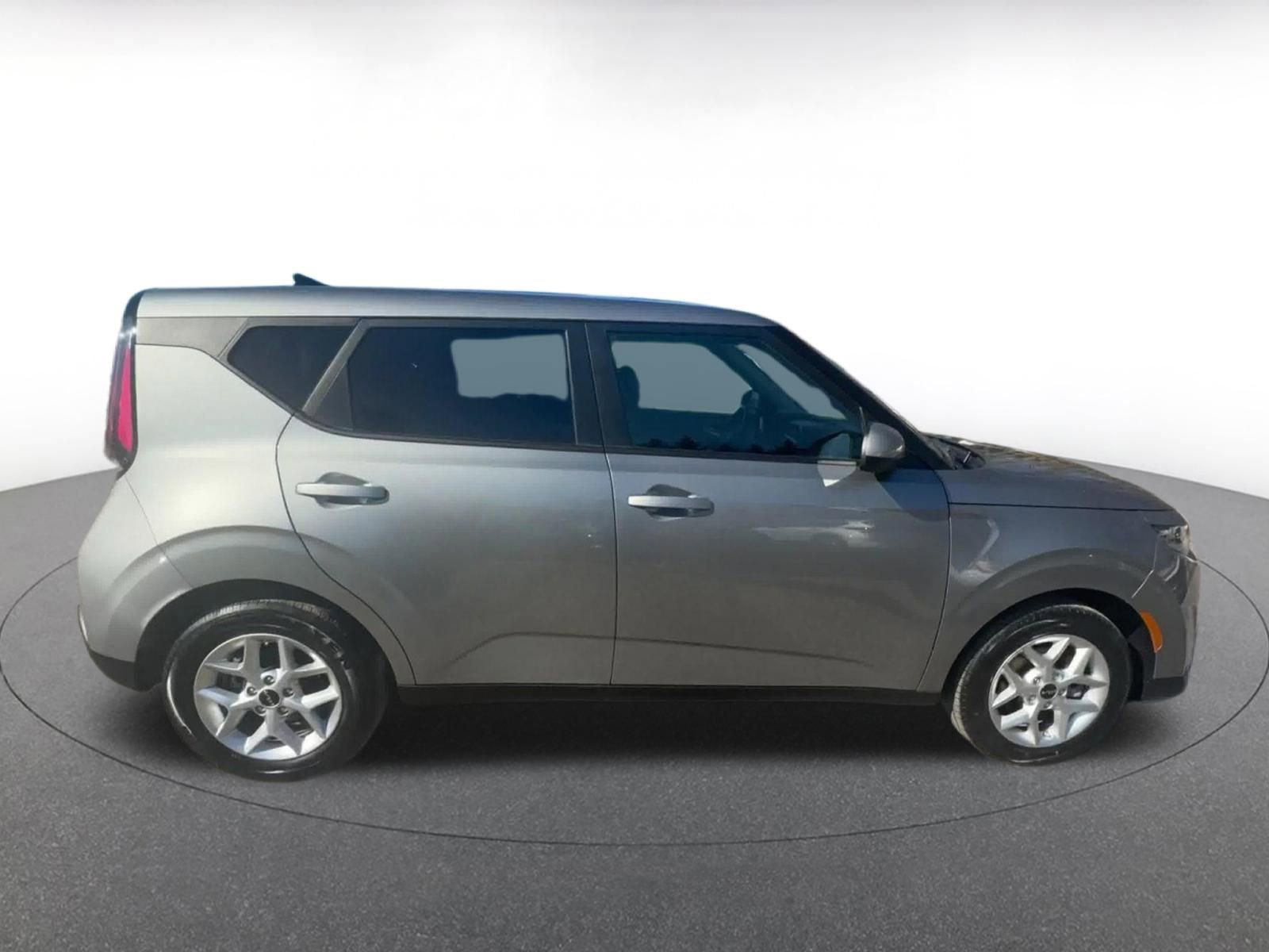 Used 2025 Kia Soul LX w/ LX Technology Package FWD image 16