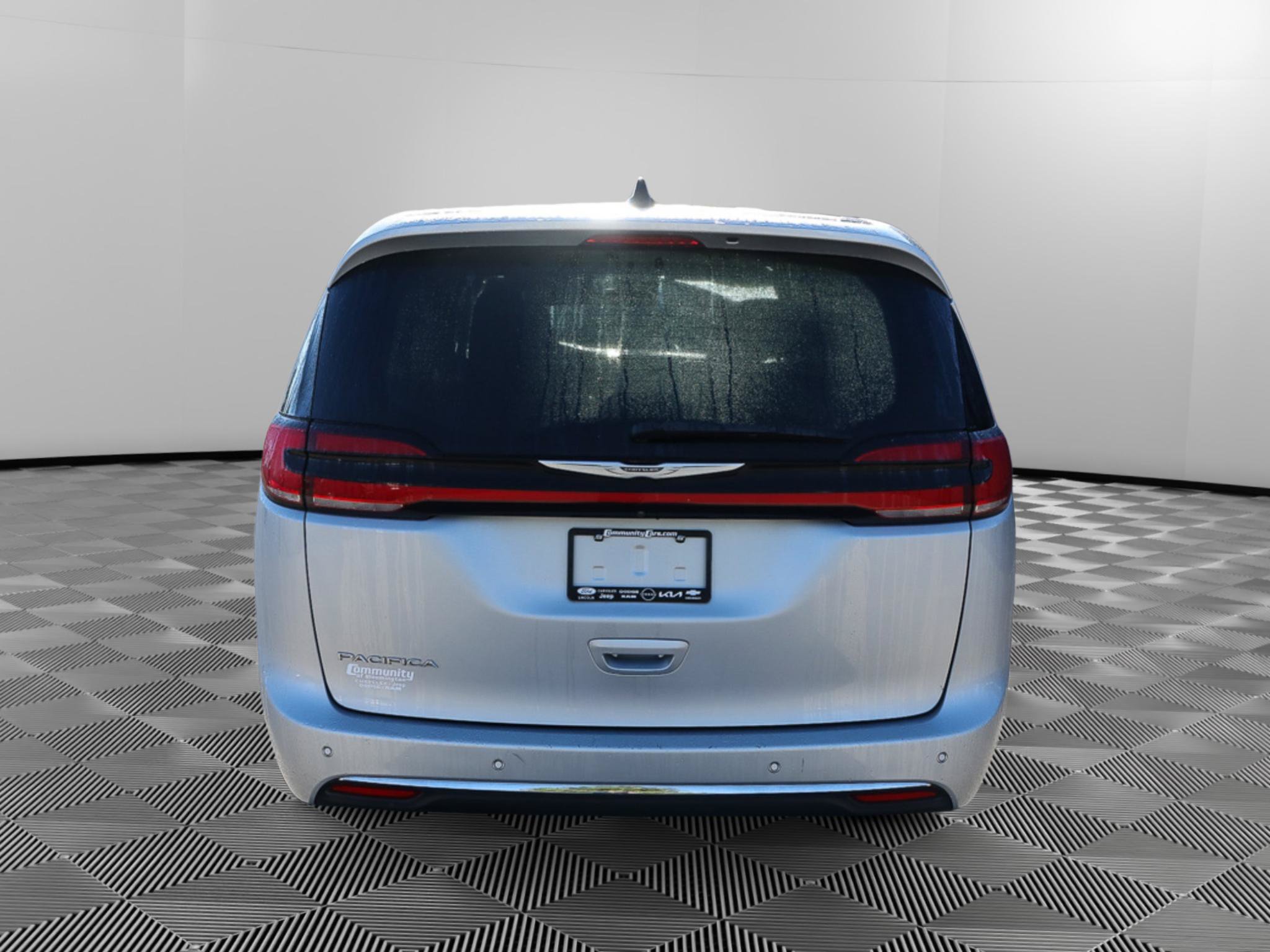 Used 2023 Chrysler Pacifica Touring-L FWD image 6