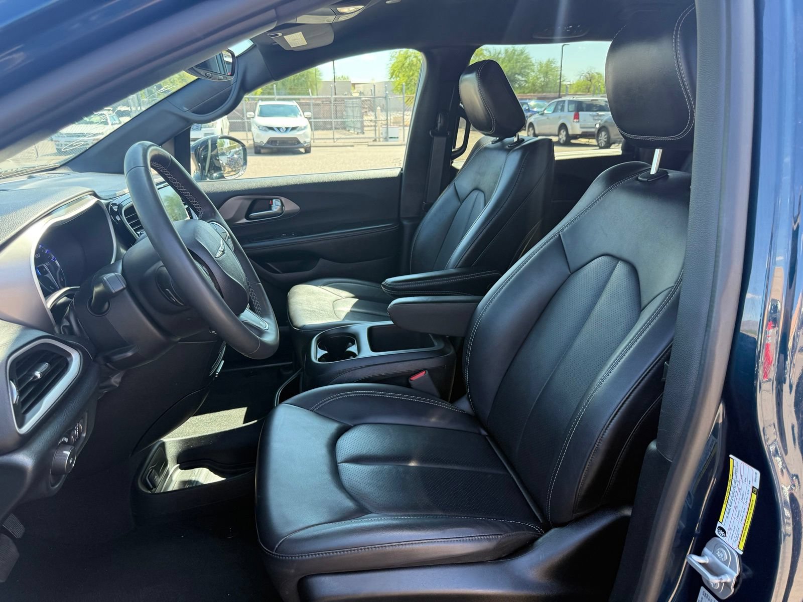 Used 2025 Chrysler Pacifica Select FWD image 13