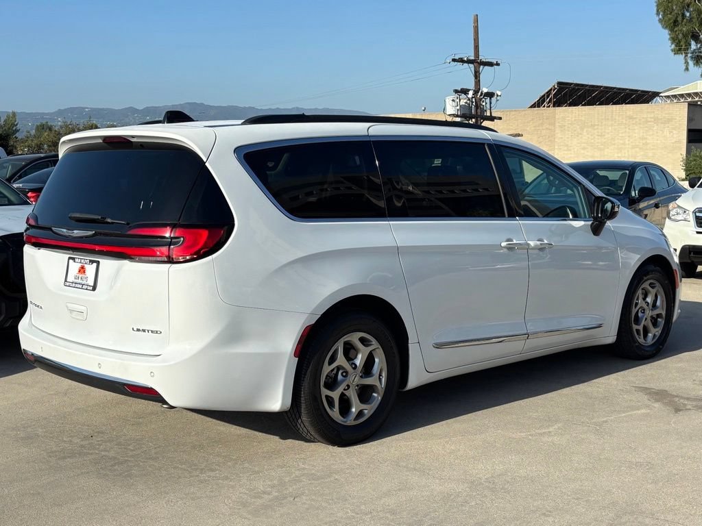 Used 2023 Chrysler Pacifica Limited FWD image 3