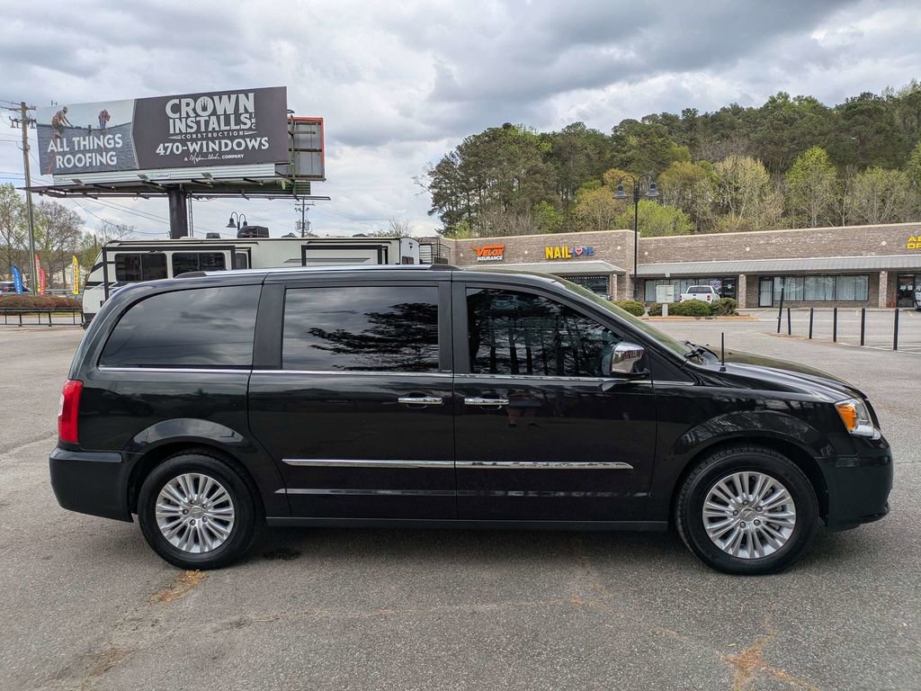 Used 2013 Chrysler Town & Country Limited w/ Luxury Group FWD image 3
