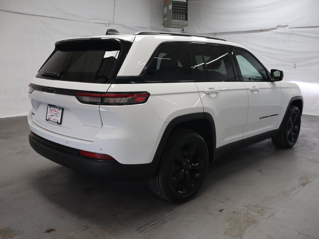 Used 2023 Jeep Grand Cherokee Altitude AWD/4WD image 7