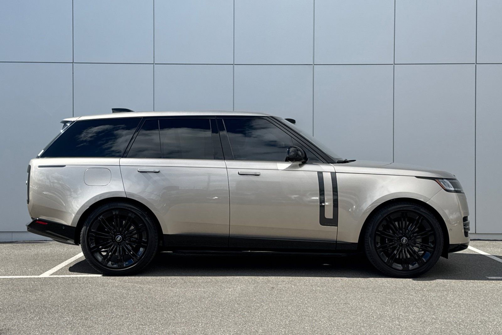 Used 2023 Land Rover Range Rover Autobiography image 6
