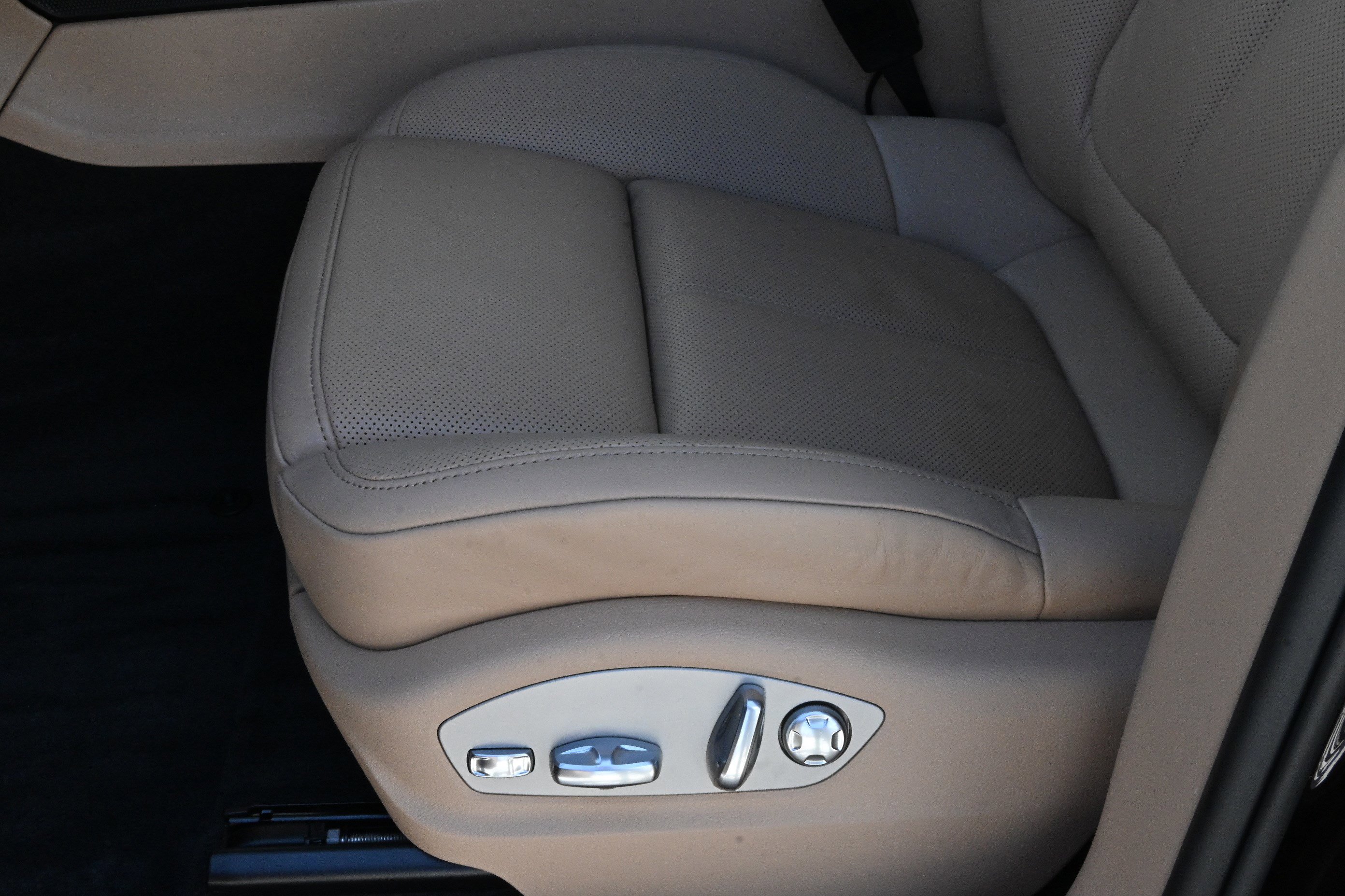 Used 2024 Porsche Macan image 30