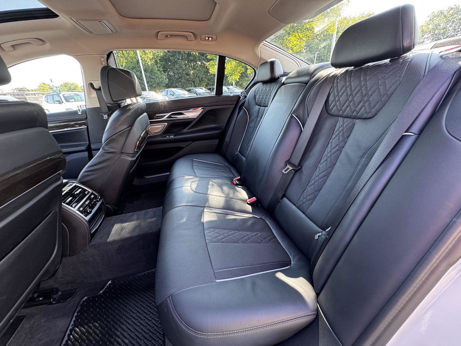 Used 2022 BMW 750i xDrive w/ Executive Package AWD/4WD image 17