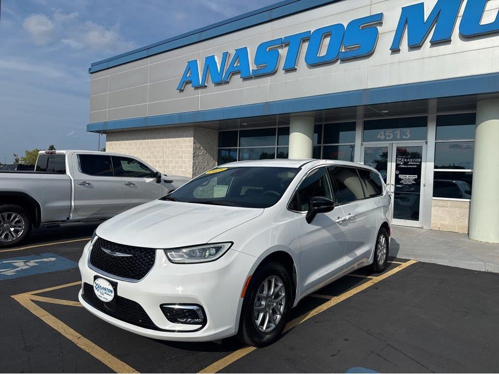 Used 2025 Chrysler Pacifica Select FWD image 8