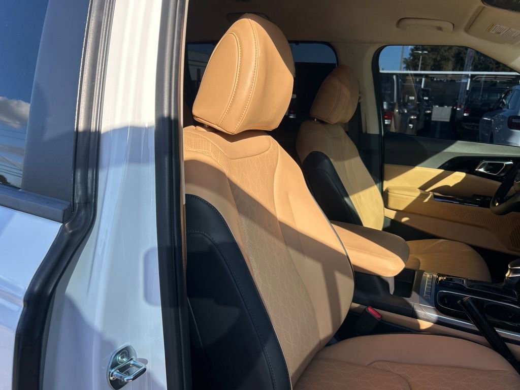 Used 2023 Kia Carnival EX image 23