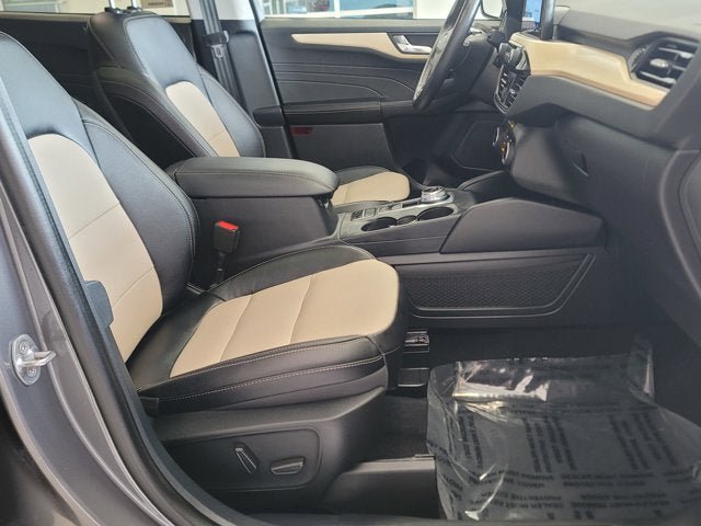 Used 2022 Ford Escape Titanium w/ Titanium Elite Package AWD/4WD image 4