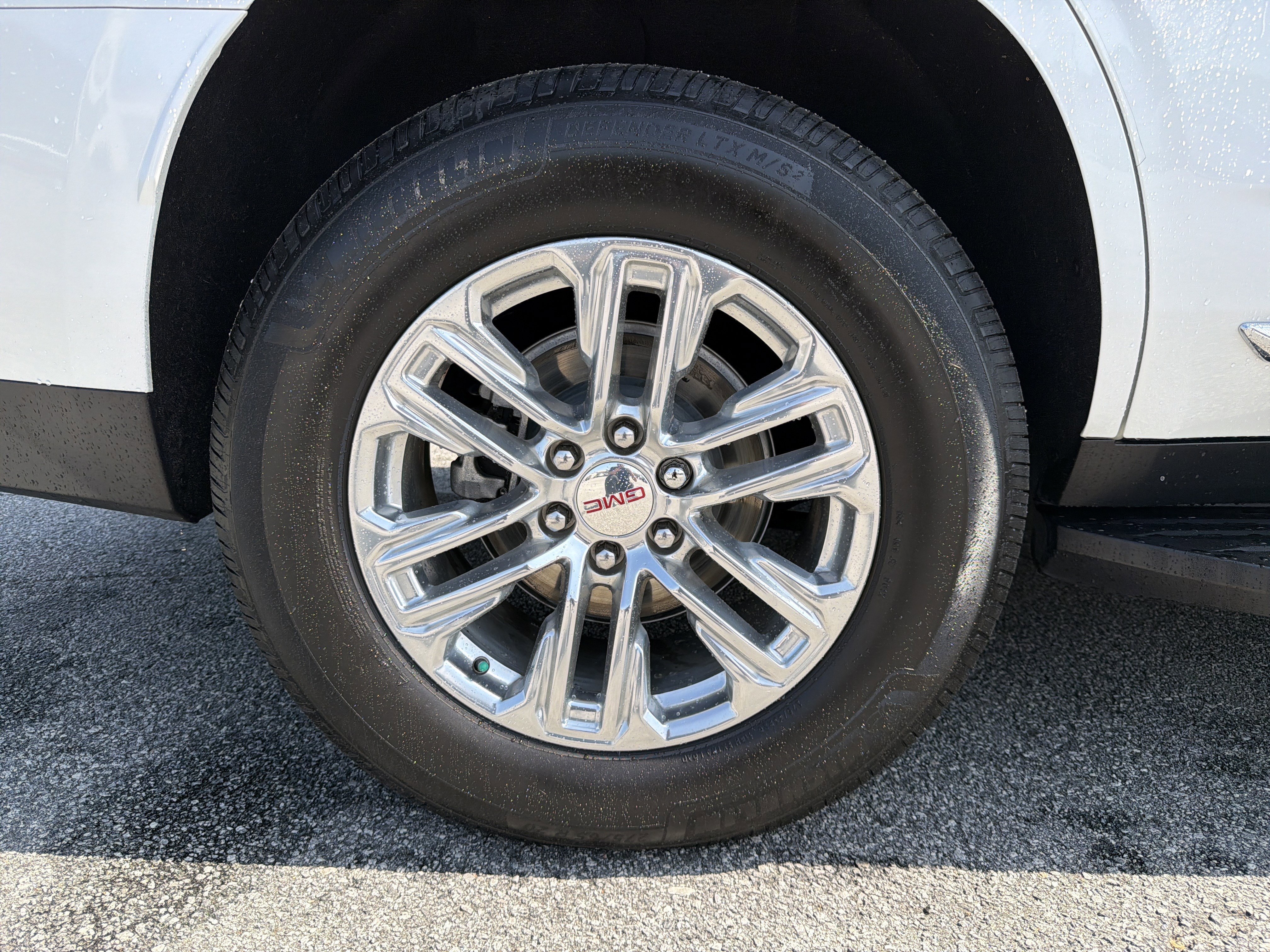 Used 2024 GMC Yukon SLT w/ SLT Luxury Package image 21