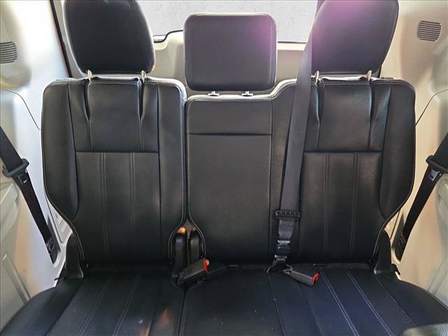 Used 2016 Chrysler Town & Country Touring FWD image 18