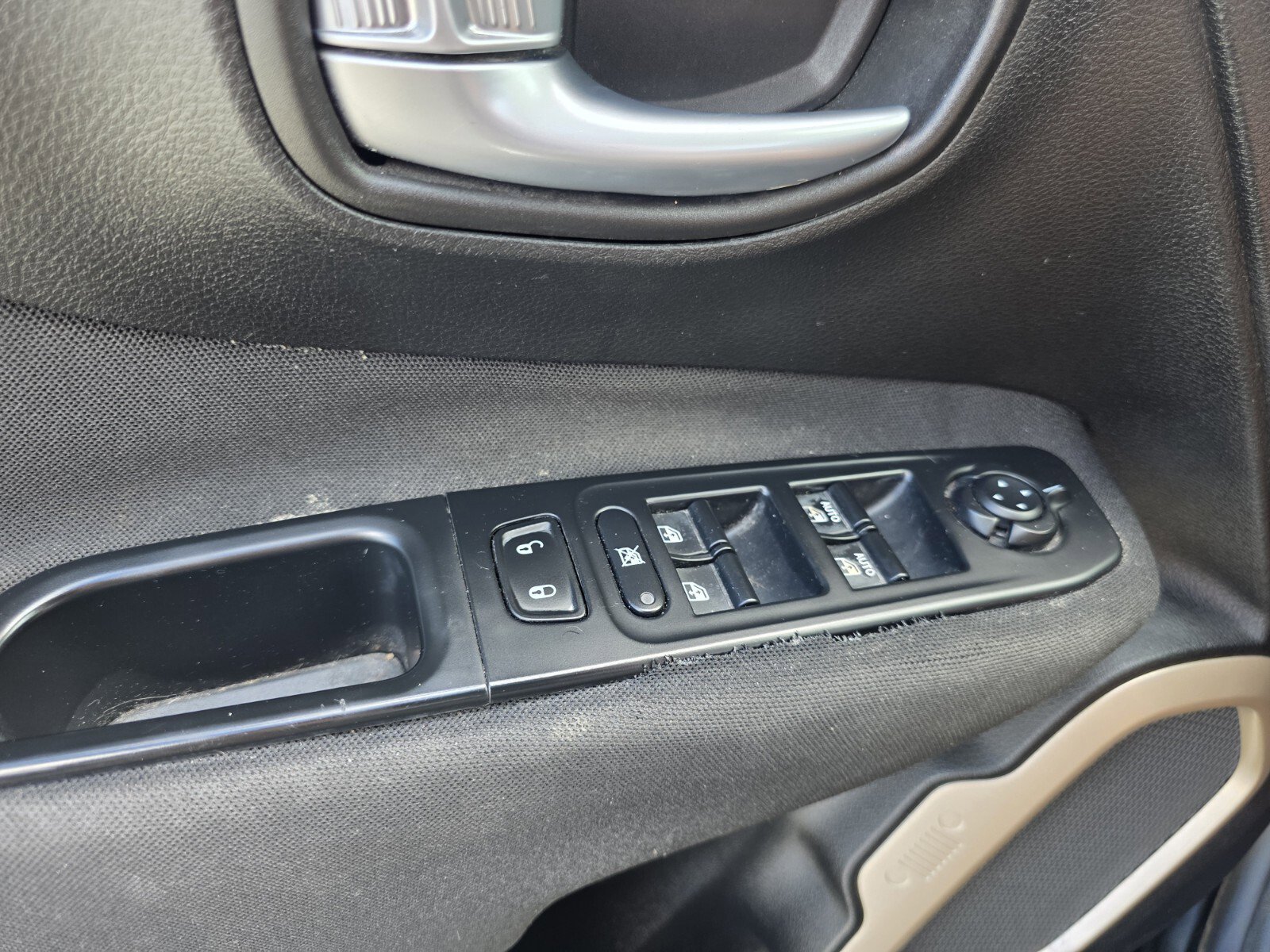 Used 2016 Jeep Renegade Latitude FWD image 26