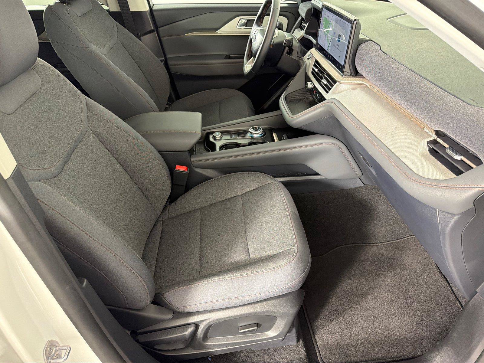Used 2025 Ford Explorer Active RWD image 13