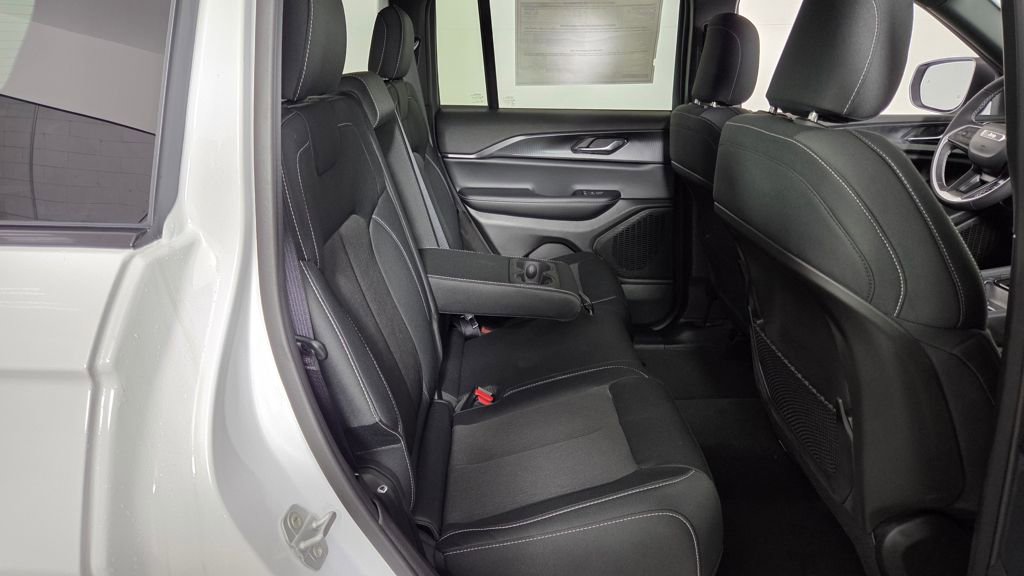 New 2025 Jeep Grand Cherokee Laredo w/ Luxury Tech Group I image 33