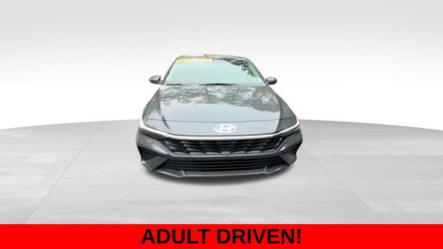 Used 2026 Hyundai Elantra SE w/ Cargo Package FWD image 2