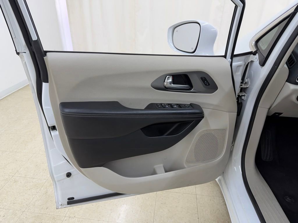 Used 2022 Chrysler Pacifica Touring-L FWD image 19