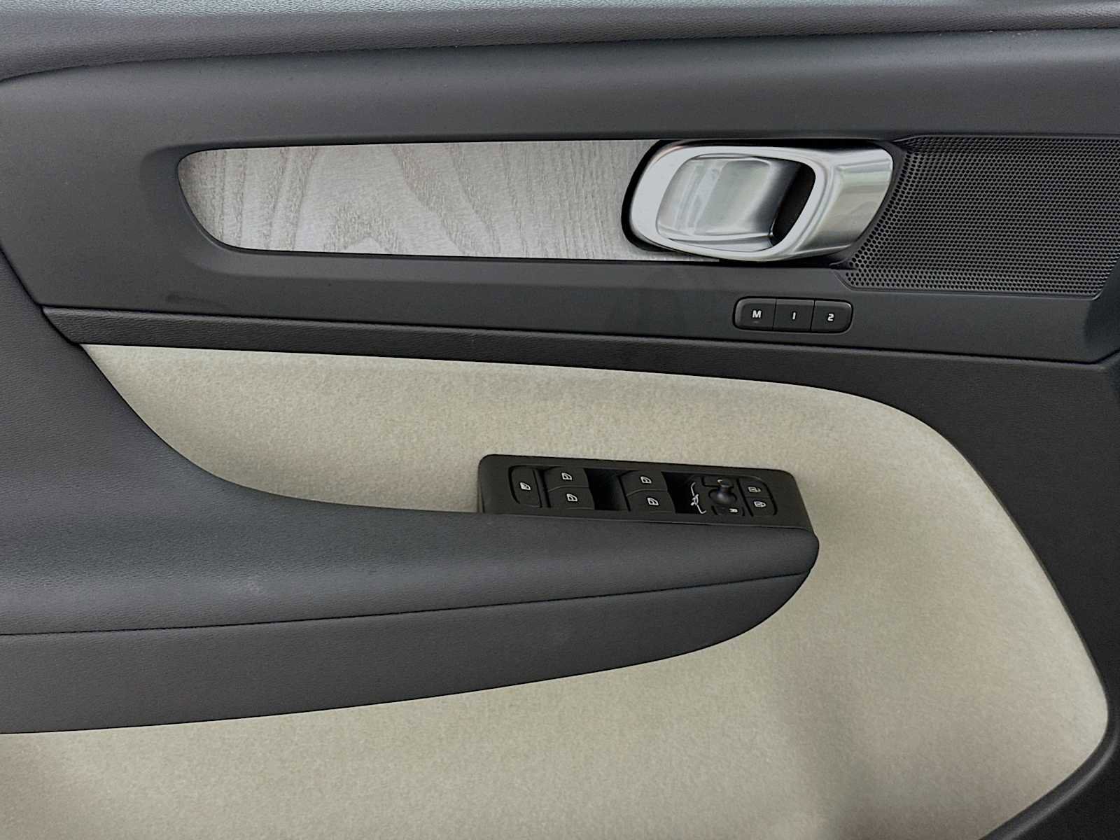 Used 2025 Volvo XC40 B5 Plus w/ Protection Package Premier image 17