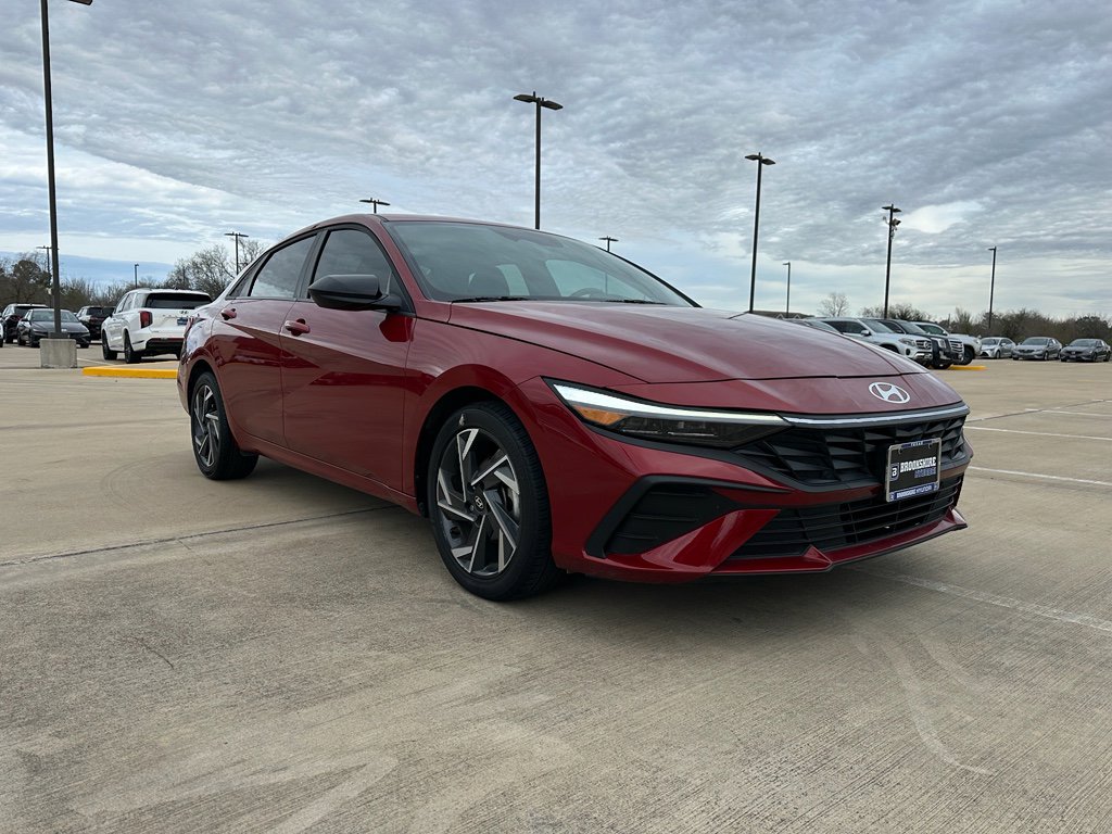 Used 2025 Hyundai Elantra Sport image 3