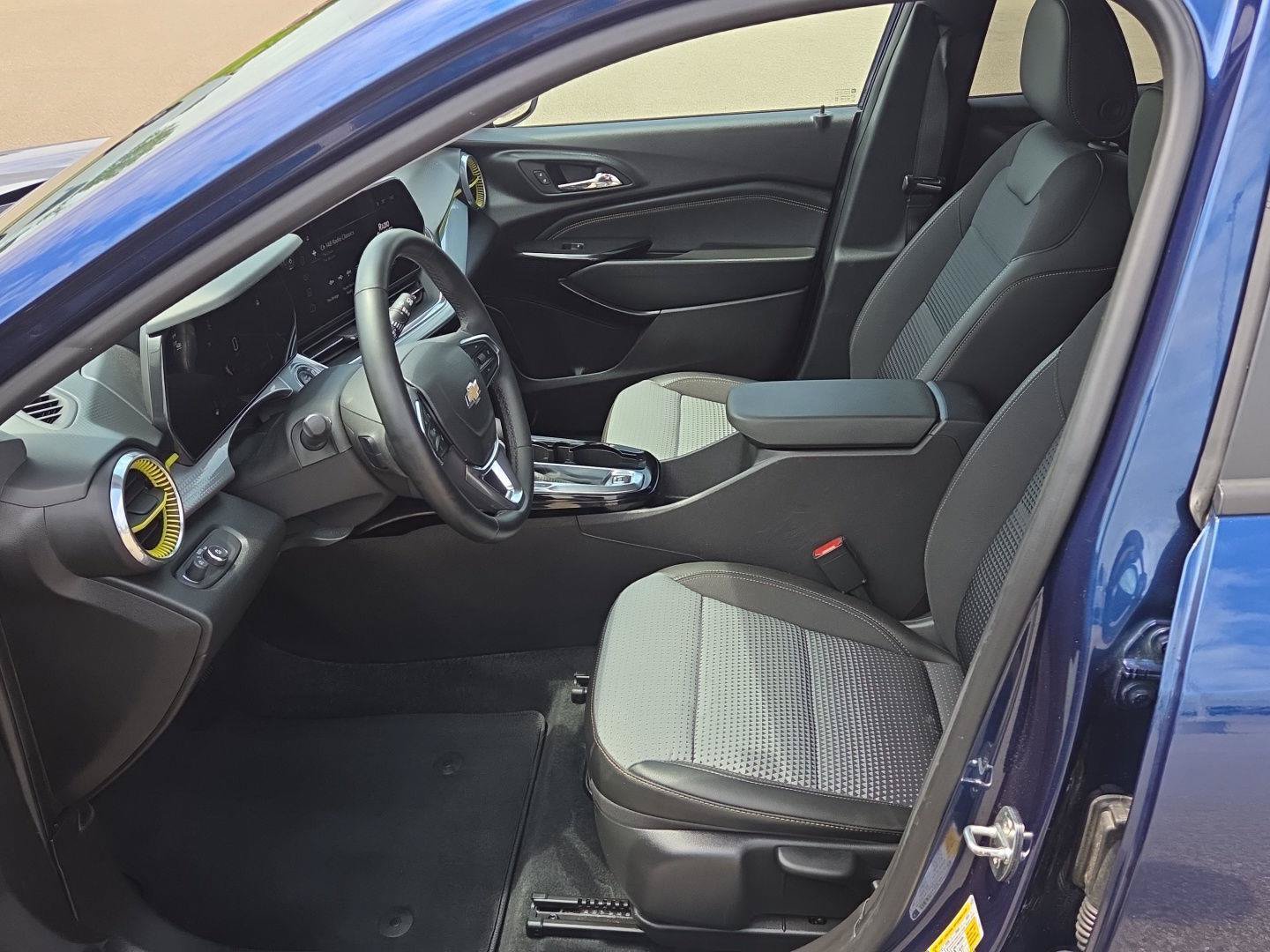 Used 2024 Chevrolet Trax LT w/ LT Convenience Package FWD image 18