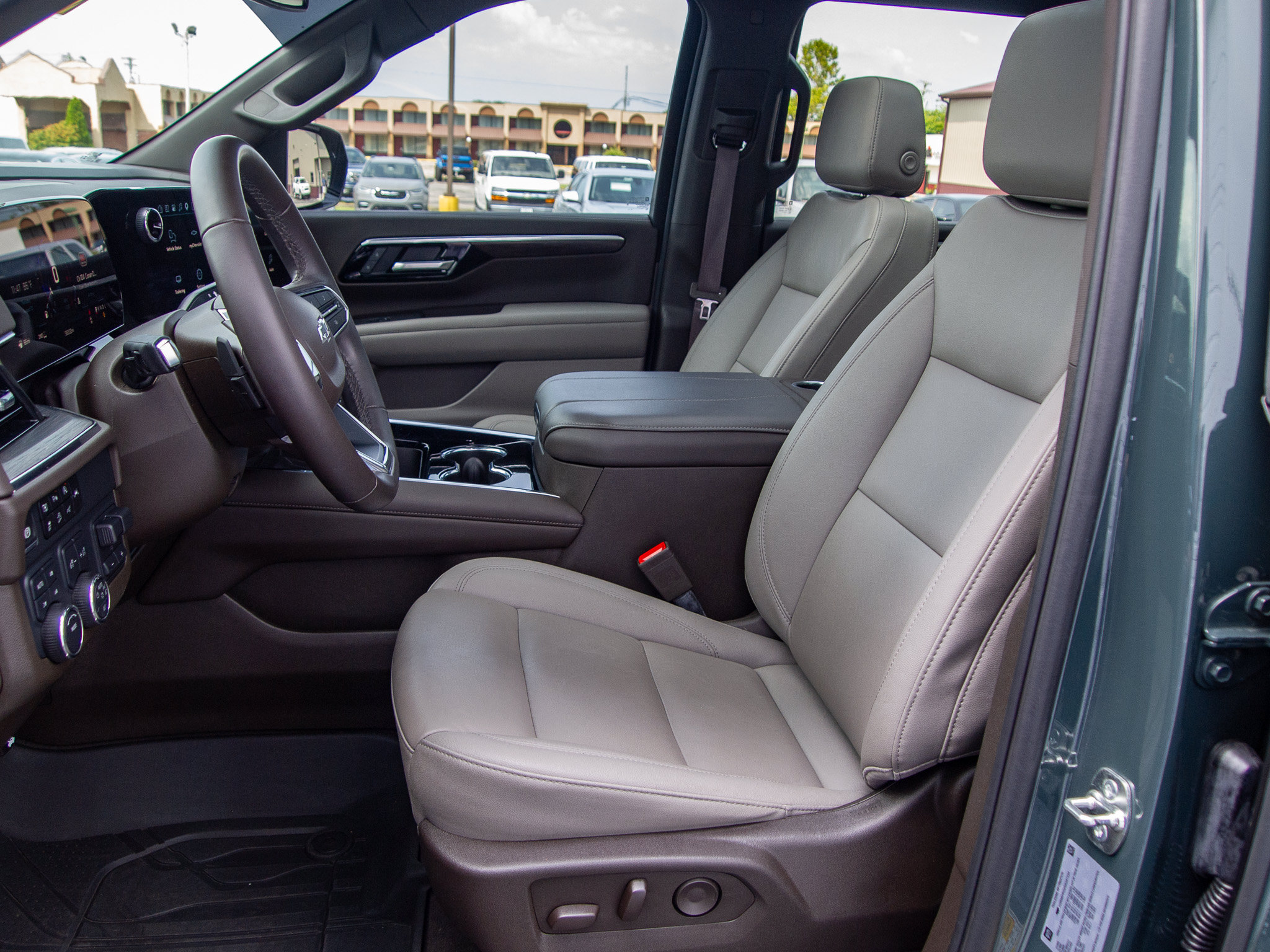 Used 2025 Chevrolet Tahoe Z71 w/ Sun And Tow Package AWD/4WD image 12