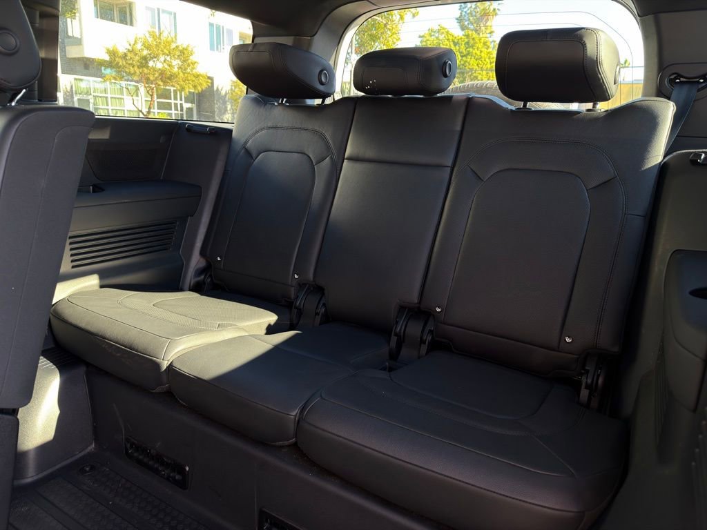 Used 2024 Land Rover Defender 130 X-Dynamic SE image 49