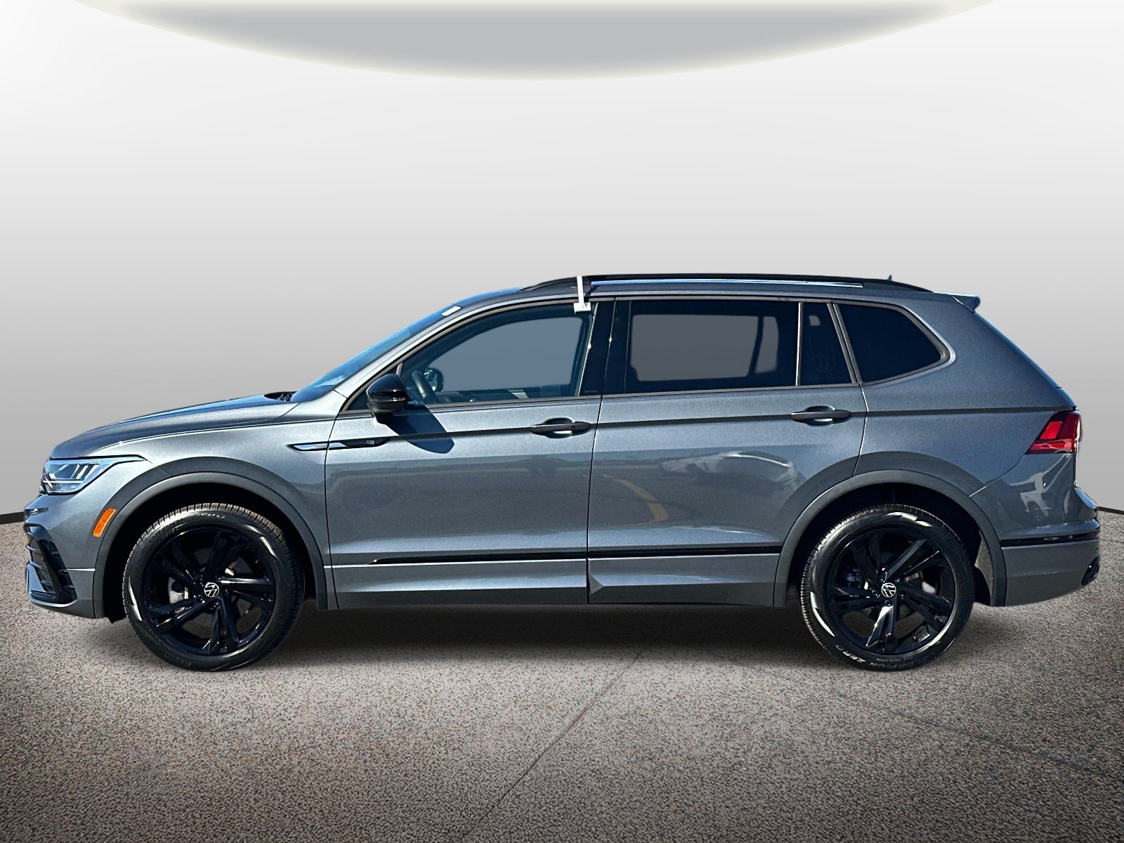 Used 2023 Volkswagen Tiguan SE R-Line FWD image 2