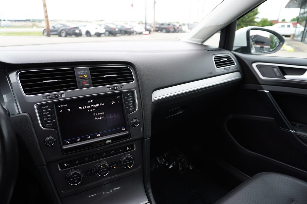 Used 2016 Volkswagen e-Golf SEL Premium w/ Driver Assistance Package FWD image 18