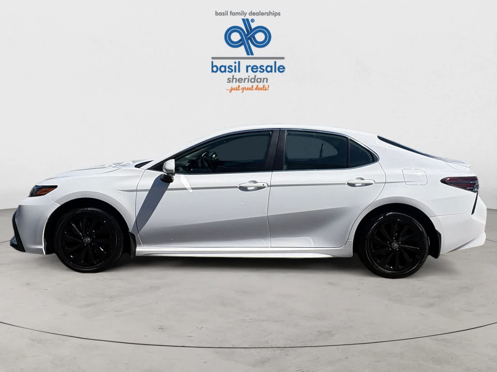 Used 2024 Toyota Camry SE FWD image 3