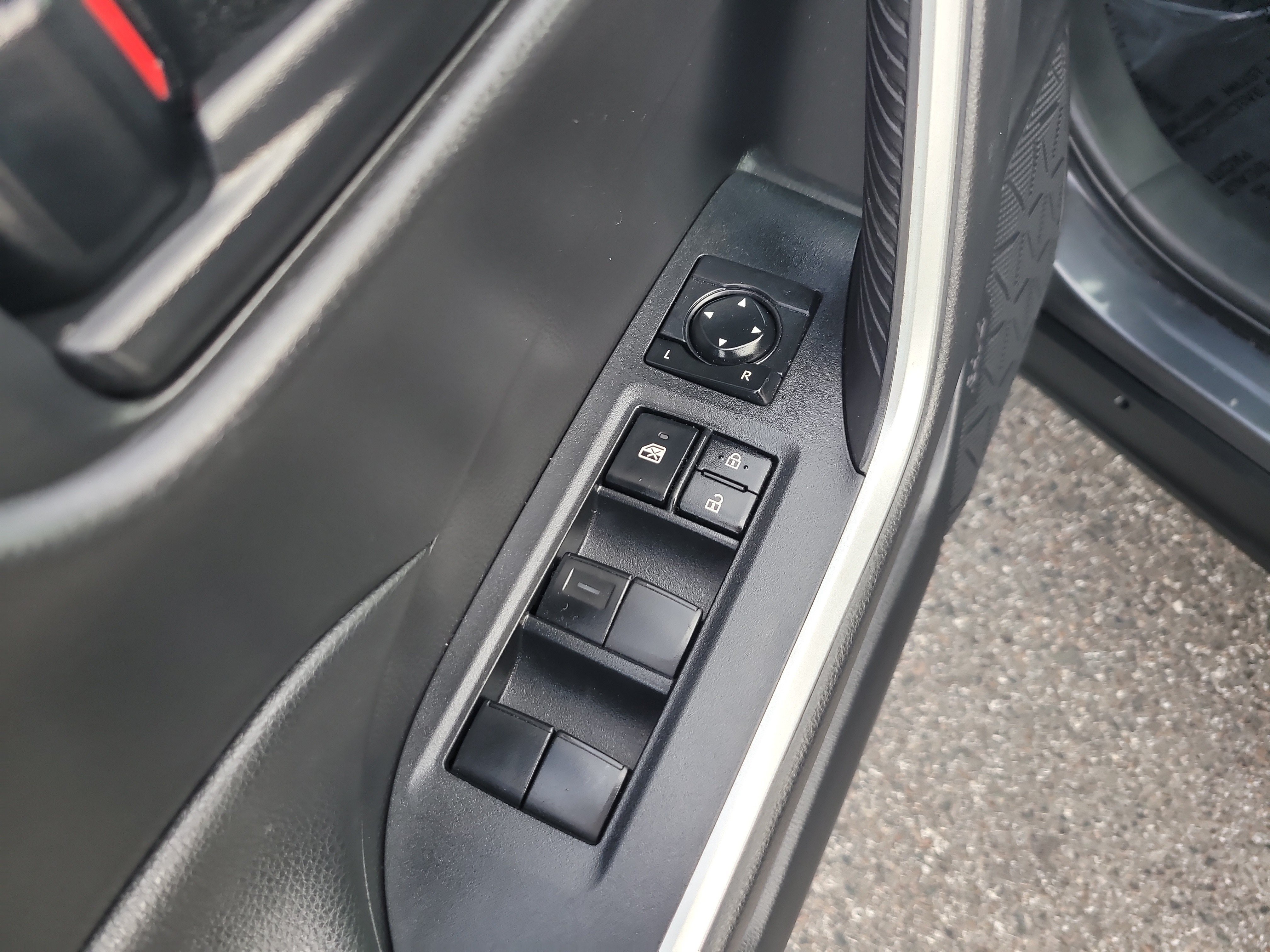 Used 2022 Toyota RAV4 LE FWD image 16