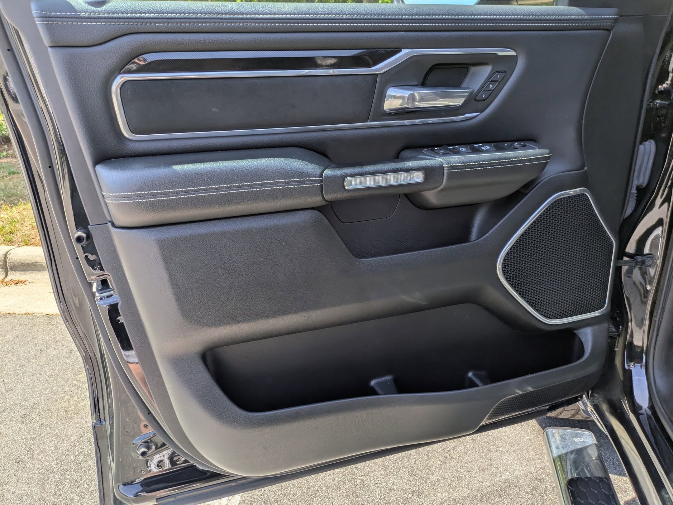 Used 2022 RAM 1500 Laramie w/ Sport Appearance Package AWD/4WD image 10