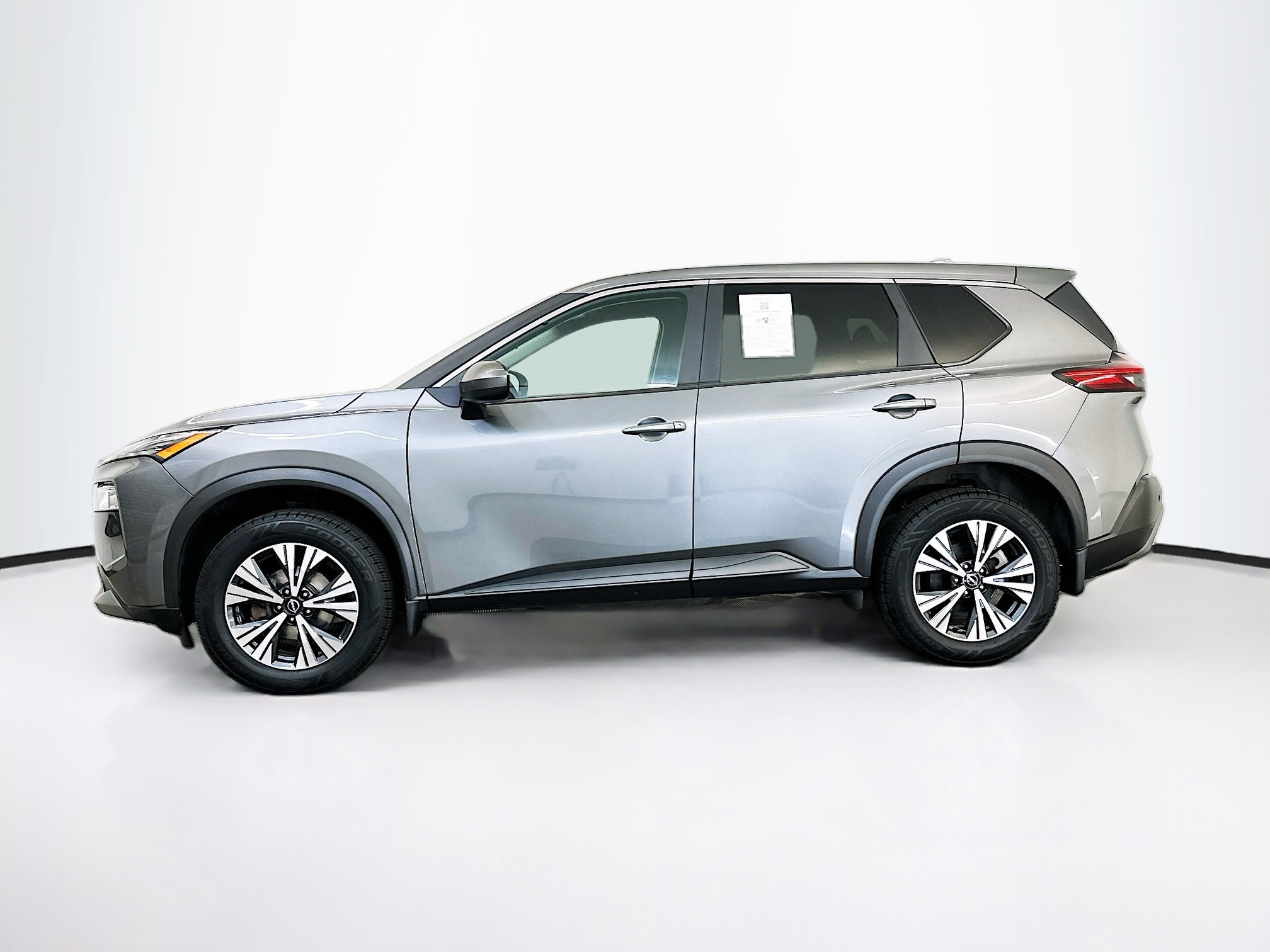Used 2023 Nissan Rogue SV image 4
