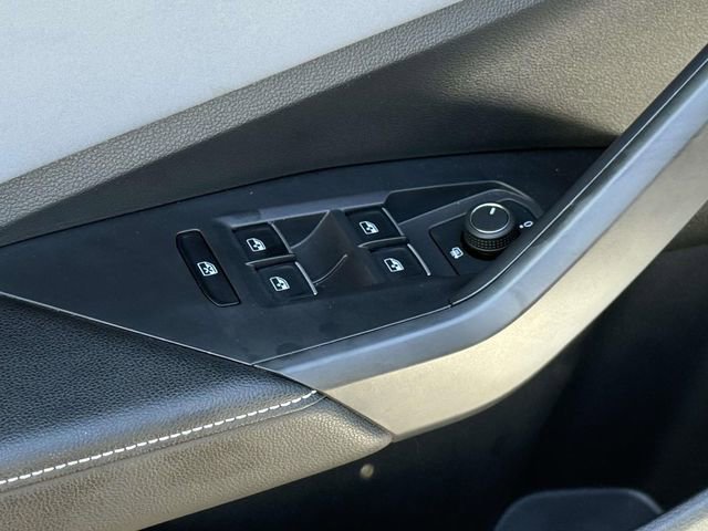 Used 2025 Volkswagen Jetta SE w/ Sunroof Package image 9