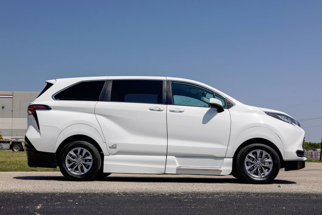 Used 2022 Toyota Sienna LE image 8