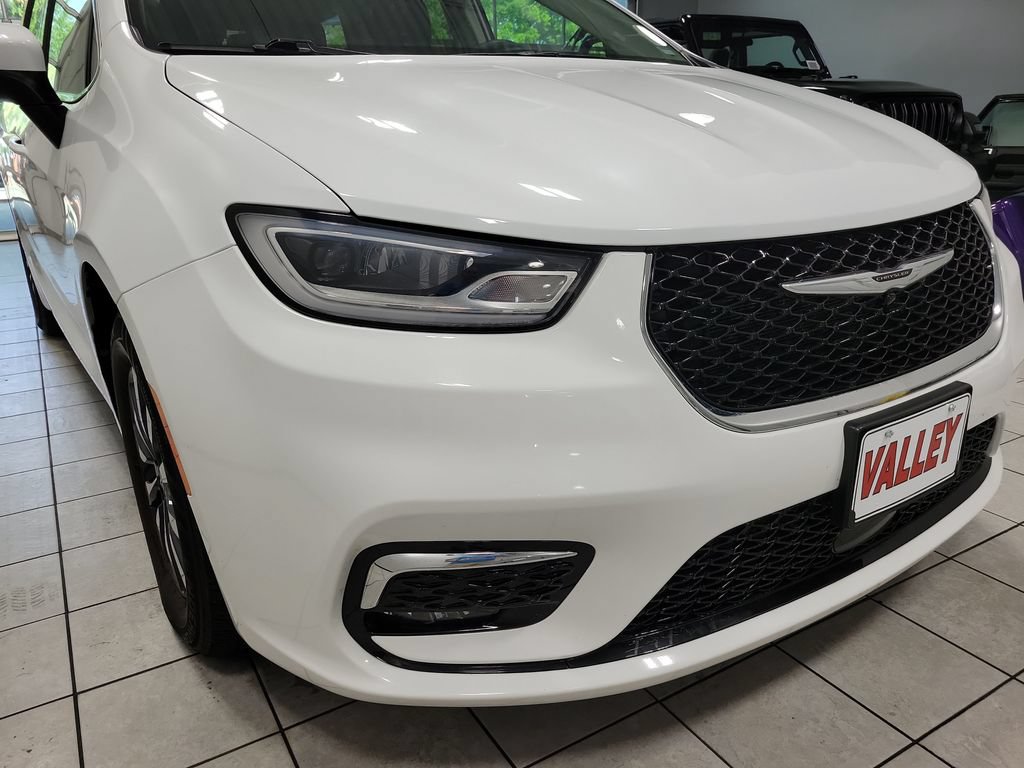 Used 2023 Chrysler Pacifica Touring-L FWD image 23