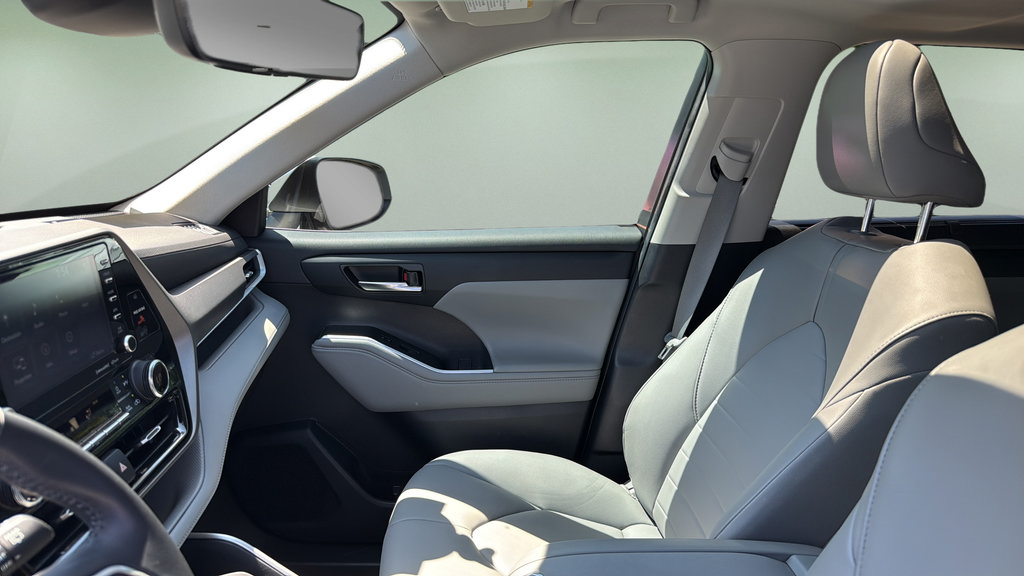 Used 2022 Toyota Highlander XLE FWD image 13