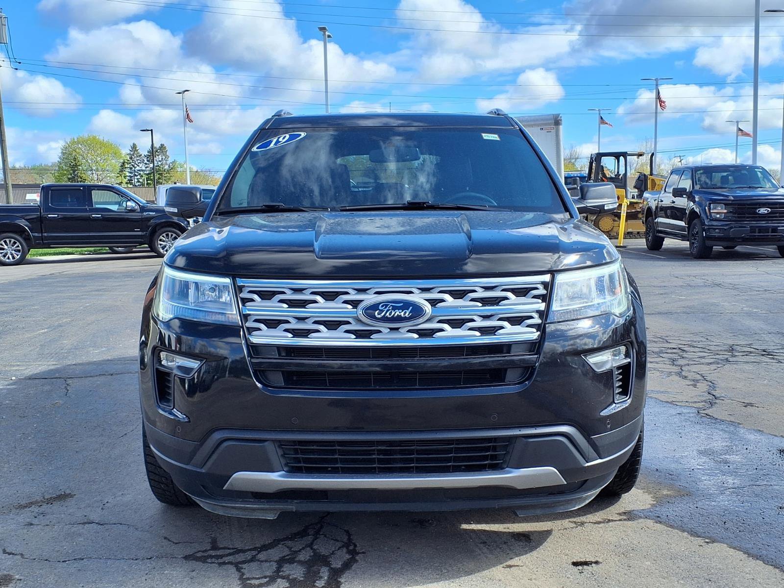 Used 2019 Ford Explorer XLT w/ Equipment Group 202A AWD/4WD image 2
