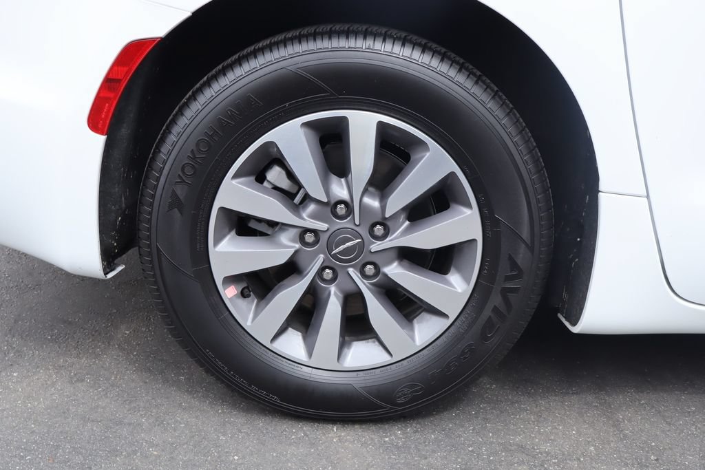 Used 2025 Chrysler Pacifica Select FWD image 11