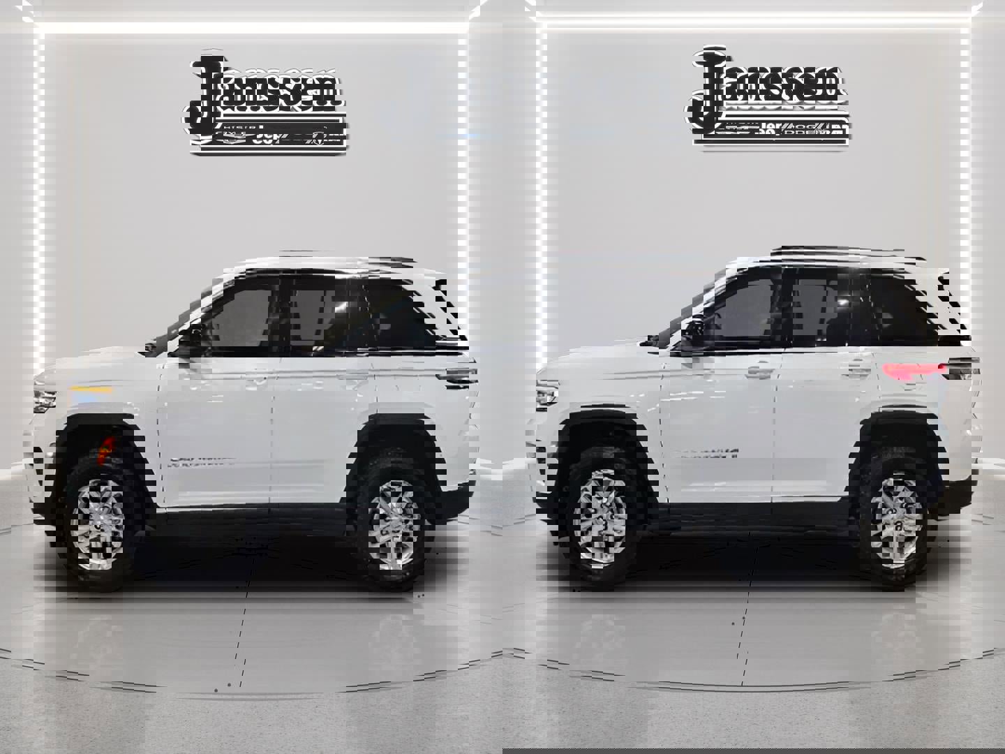 Used 2023 Jeep Grand Cherokee Laredo image 2