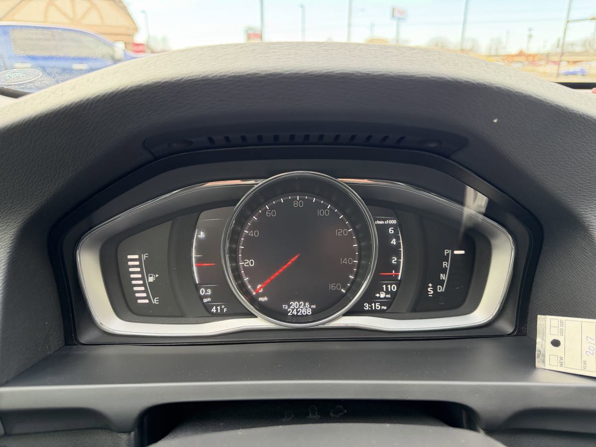 Used 2017 Volvo S60 T5 Inscription image 25