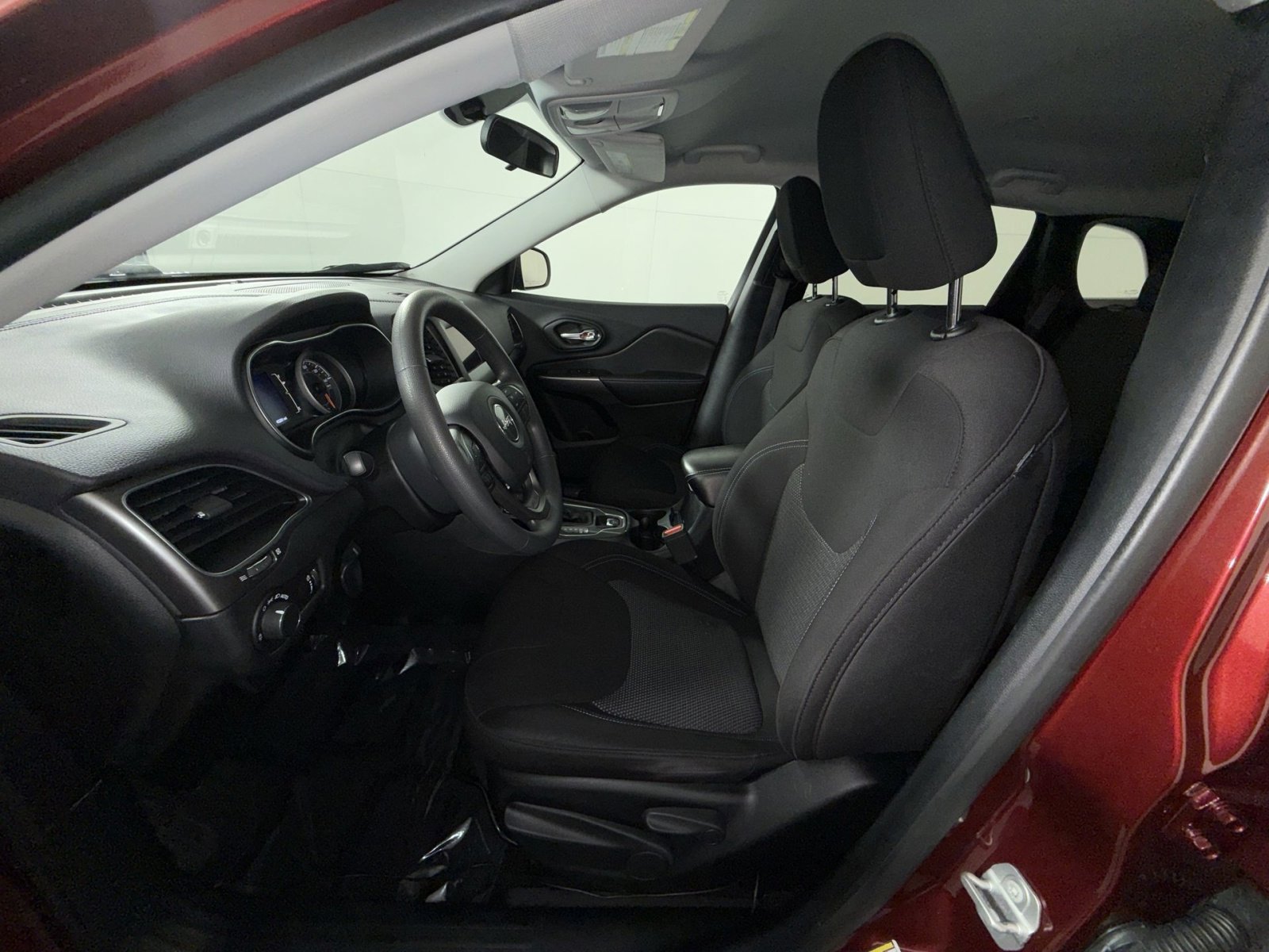 Used 2020 Jeep Cherokee Latitude FWD image 13