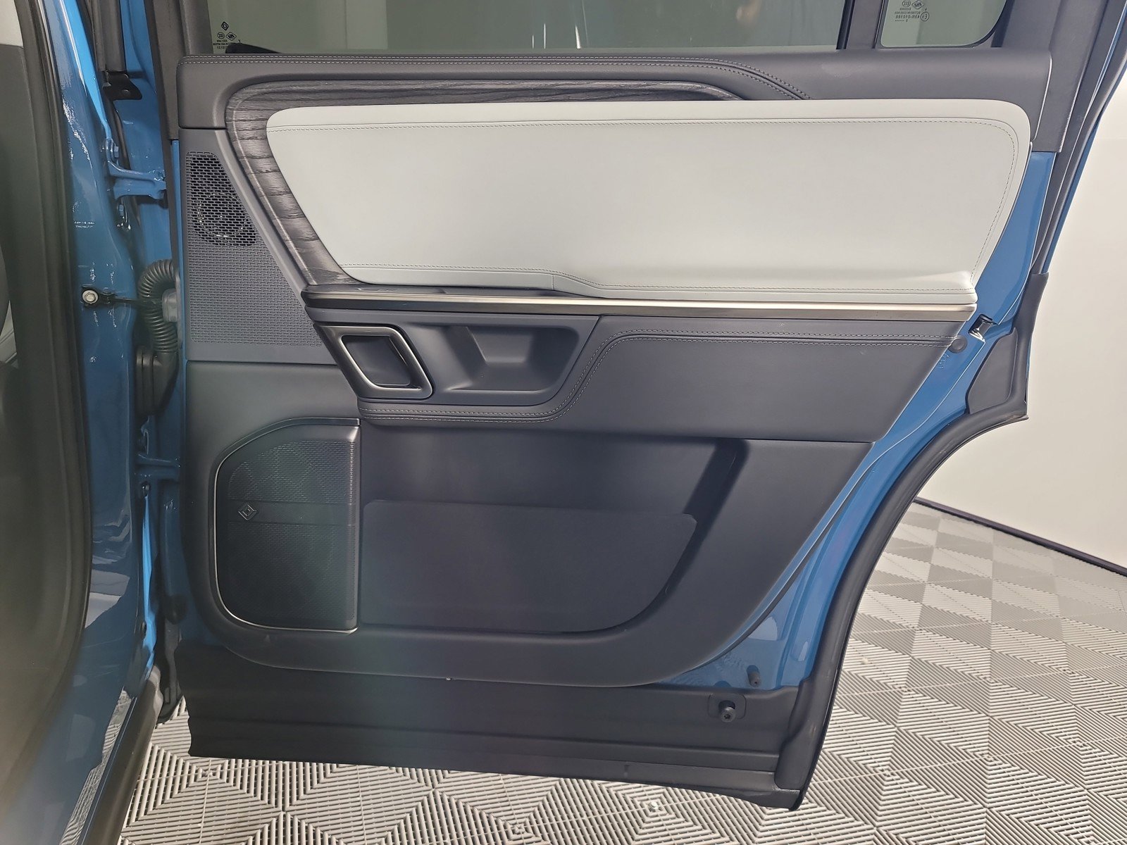 Used 2023 Rivian R1S Launch Edition image 17