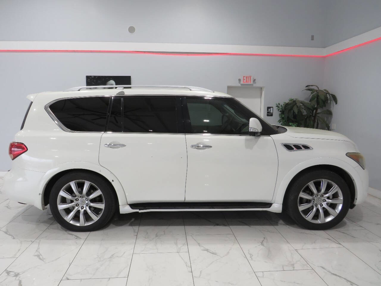 Used 2011 INFINITI QX56 4WD w/ Deluxe Touring Pkg image 2