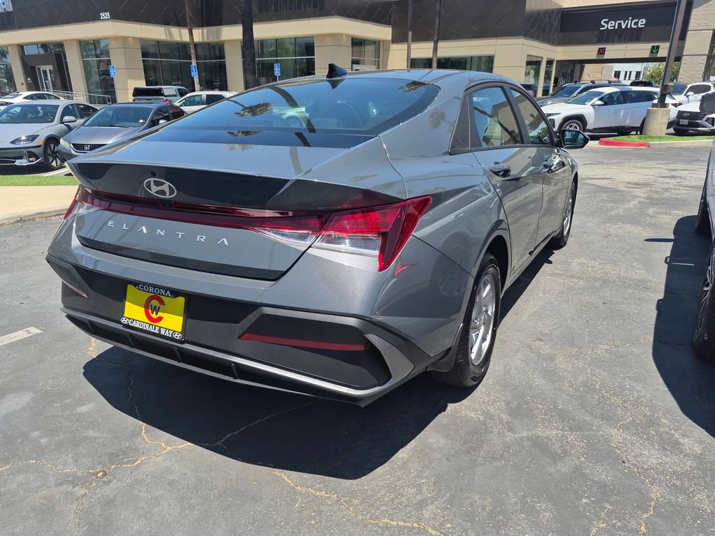 Used 2026 Hyundai Elantra SE FWD image 7