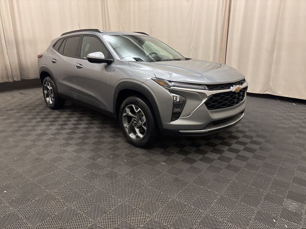 Used 2025 Chevrolet Trax LT w/ LT Convenience Package image 3