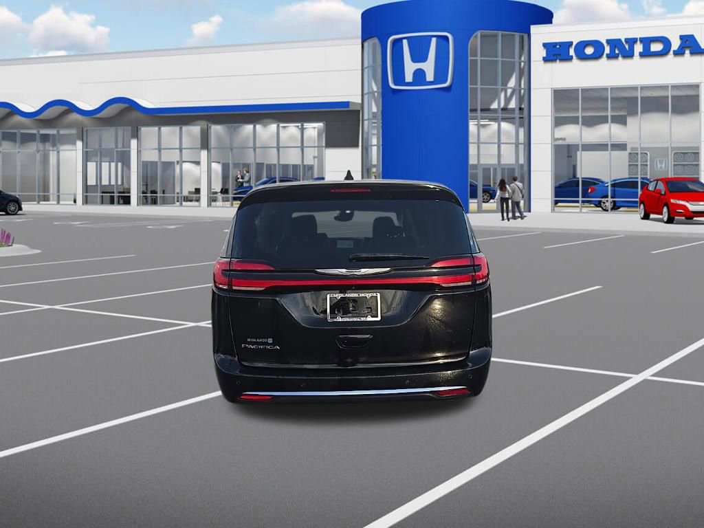 Used 2024 Chrysler Pacifica Touring-L image 7