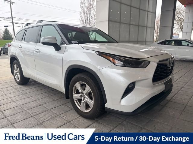Used 2023 Toyota Highlander LE image 2