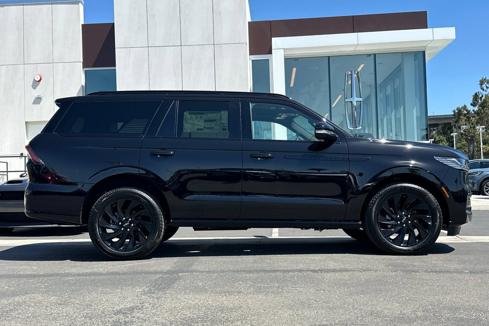 New 2026 Lincoln Navigator Reserve w/ Jet Appearance Package AWD/4WD image 2